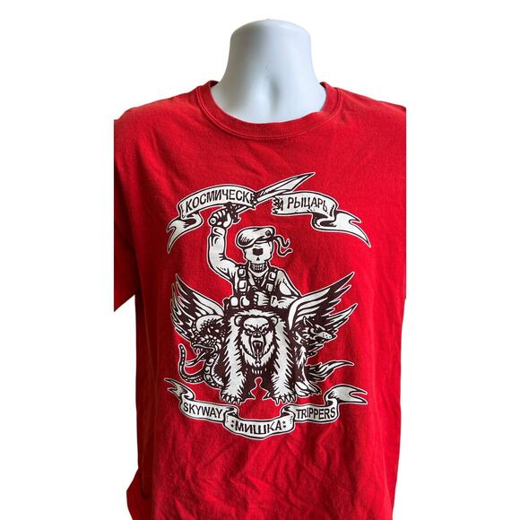 đź§ż Mishka Unisex L Red Graphic Tee Skyway Trippers Cyrillic Y2K Skate Streetwear - Picture 2 of 4
